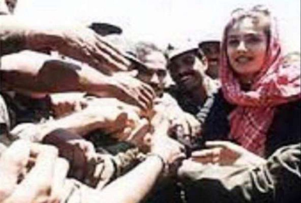Raveena shares a 20-year-old photo when she boosted the courage of Kargil's young men!