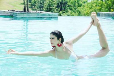 Pooja Batra sizzles in Bikini; fans get astonished, see viral pictures!