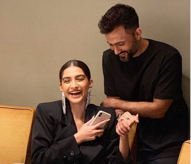 Anand Ahuja shares an old and gorgeous picture of love with beau Sonam!