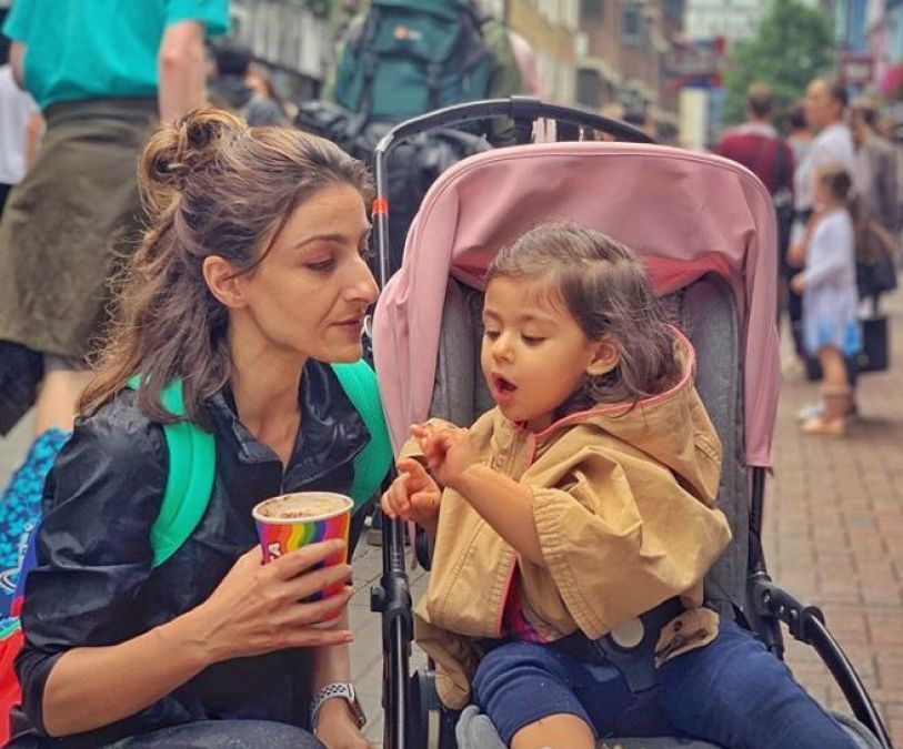 This actress was enjoying with her daughter on the streets; got trolled for her face!