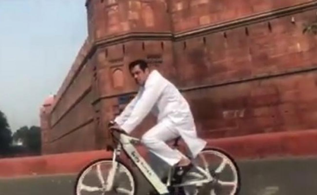 कुर्ता-पायजामा पहन लाल किले के सामने सलमान खान ने किया ऐसा काम, देखें वीडियो