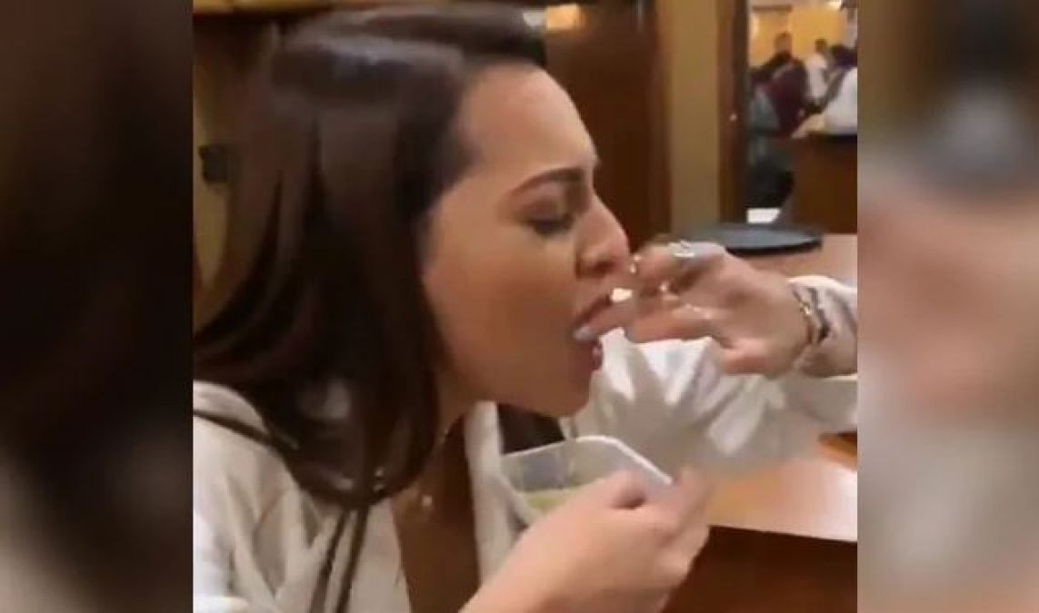 VIDEO: Sonakshi started having Gol-Gappas crazily and then made herself and ate!