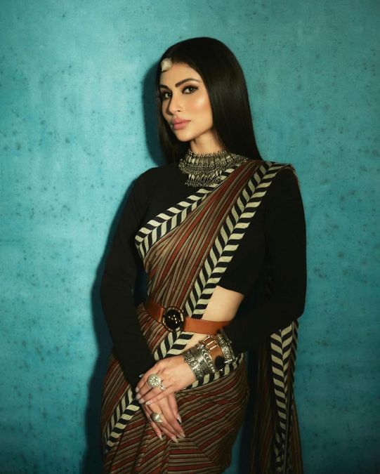 Mouni Roy looked beautiful in a brown and maroon sari