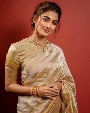 Pooja Hegde spotted in golden saree-gold bangles, price will shock you