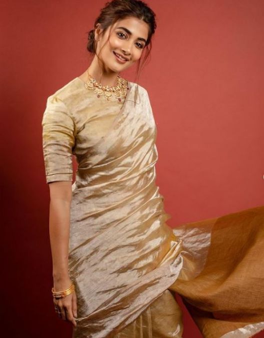 Pooja Hegde spotted in golden saree-gold bangles, price will shock you