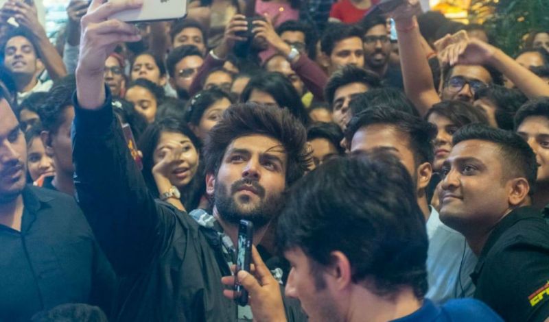 मुंबई के मॉल में फैंस की भारी भीड़ के बीच घिरे कार्तिक आर्यन, पूरी की यह ख्वाहिश
