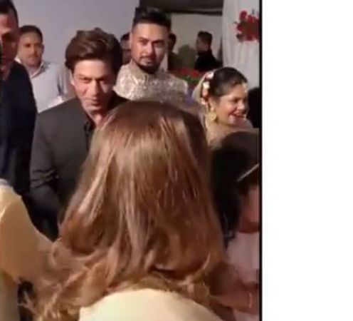 Shah Rukh Khan arrives at his make-up man's wedding!