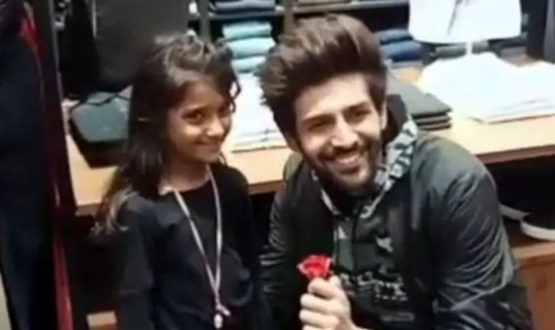 Karthik Aryan gets a rose from his Little Fan, see what he did!