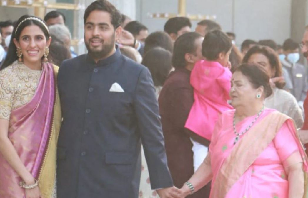 Mukesh Ambani holds special ceremony for daughter-in-law, politicians and stars arrive