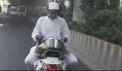 This man was carrying Biryani on Eid, the video was shared by this Bollywood producer