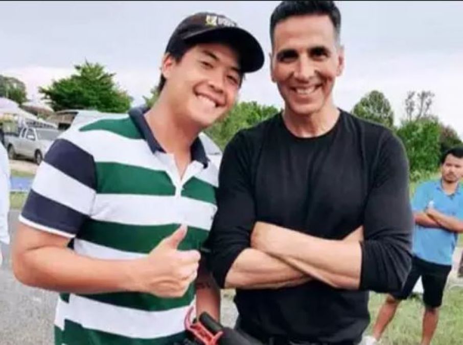 New picture of Akshay surfaced from Bangkok, poses with a fan!