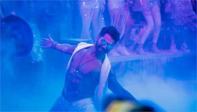 Fans crazy about Varun Dhawan's shirtless look