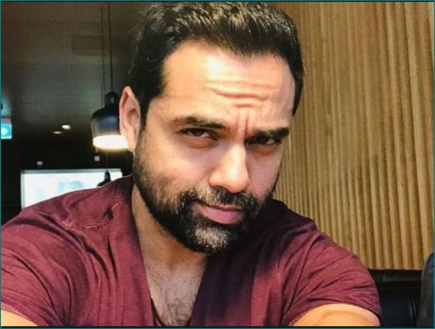 This director did not enjoy working with Abhay Deol