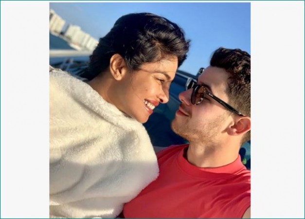 Nick is madly in love with Priyanka, his phone wallpaper proves