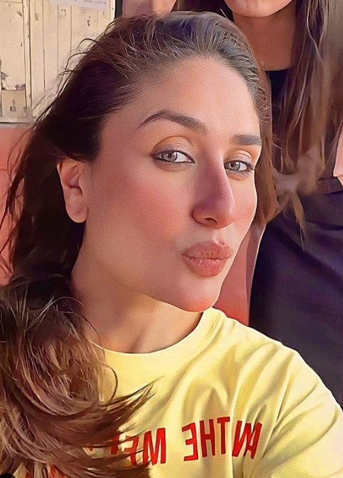 Kareena came out wearing a t-shirt worth 40 thousand