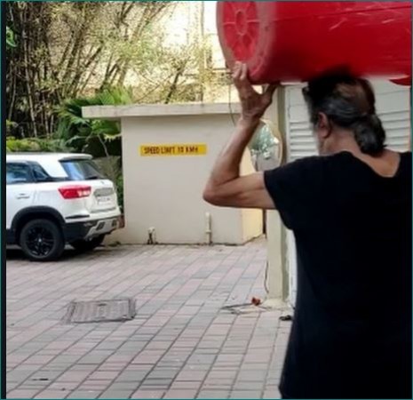 This famous actor carries plastic drum on head to buy liquor as soon as lockdown opens