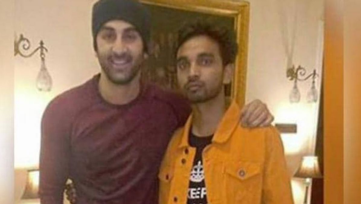 Here's the reason why Ranbir Kapoor's fan sat on the ground; read!