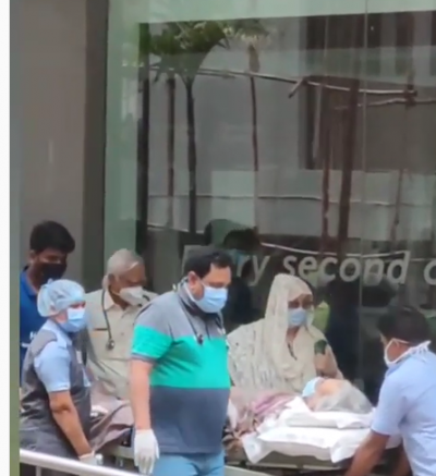 अस्पताल के बाहर स्ट्रेचर पर नजर आए दिलीप कुमार, वीडियो हो रहा वायरल