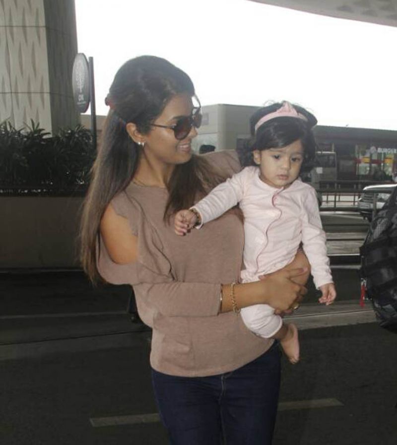 Actress गीता बसरा एयरपोर्ट पर बेटी हिनाया को गोद में लिए नज़र आईं...