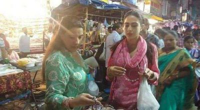 हैदराबाद की गलियों में मां के साथ शॉपिंग कर रही हैं सारा अली खान