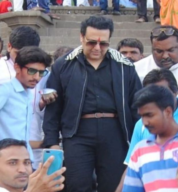 Govinda reaches Maheshwar from Indore, takes selfies with fans