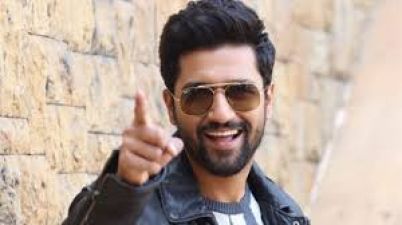 A Fan of Vicky Kaushal was sitting beside him; didn't talk; actor reacted like this!