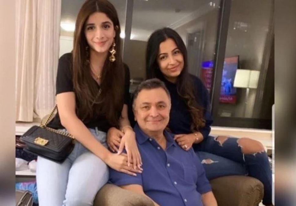 Pakistani Actresses meets Rishi Kapoor in the US; people troll!
