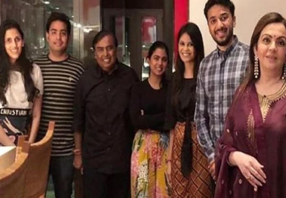 The pictures of Akash Ambani and Shloka Mehta are out after 3 months of Marriage!