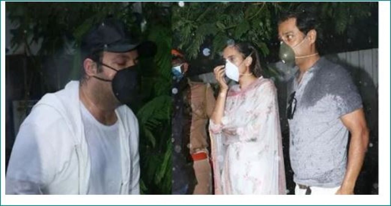 Sushant Singh Rajput Gets Cremated, father bids farewell with teary eyes