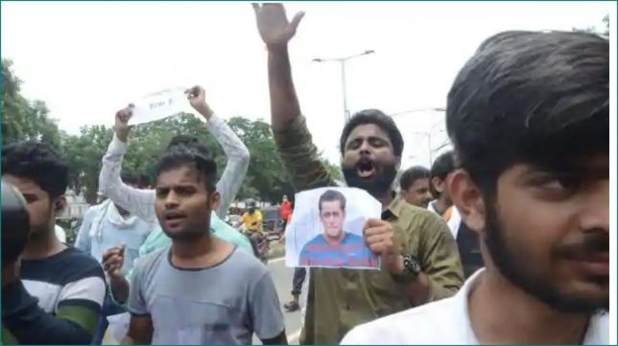 People took to streets in Patna, effigies of Salman Khan-Karan Johar burnt