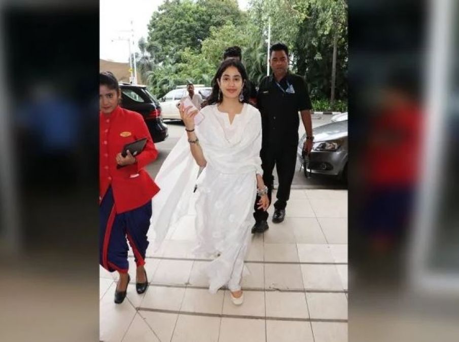 People at the Mumbai airport will be shocked to see Sridevi; Janhvi looks too similar!