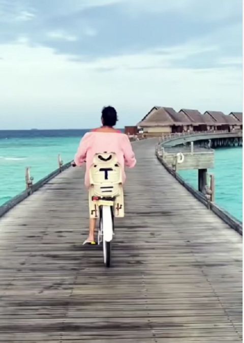 Anushka rides a cycle on the sea track with daughter Vamika