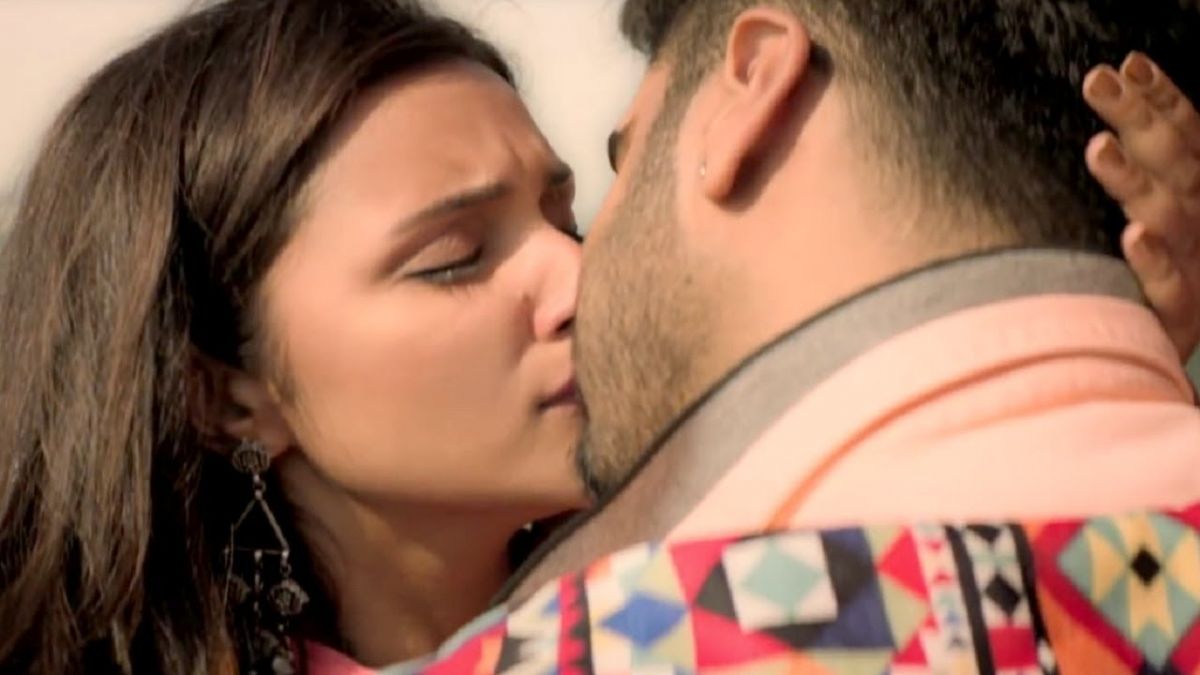 Parineeti reveals the best kissing actor!