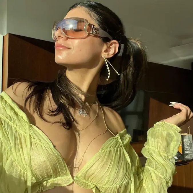 Wearing a deep neck top, Mia Khalifa set fire to social media