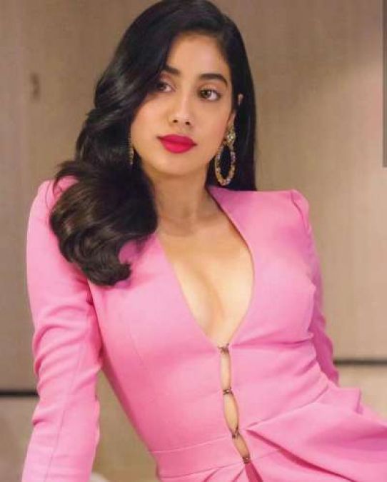 In the award show, Janhvi won millions of hearts in her pink Jumpsuit!