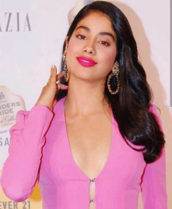 In the award show, Janhvi won millions of hearts in her pink Jumpsuit!