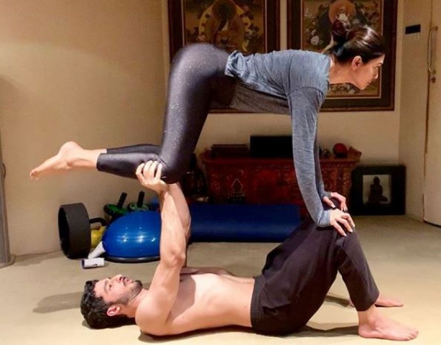 International Yoga Day: From Akshay to Kareena, these couples do yoga with their partners!