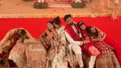 VIDEO : भाई की शादी में काफी थकीं हुईं नजर आई सुष्मिता, परिवार संग ली झपकी
