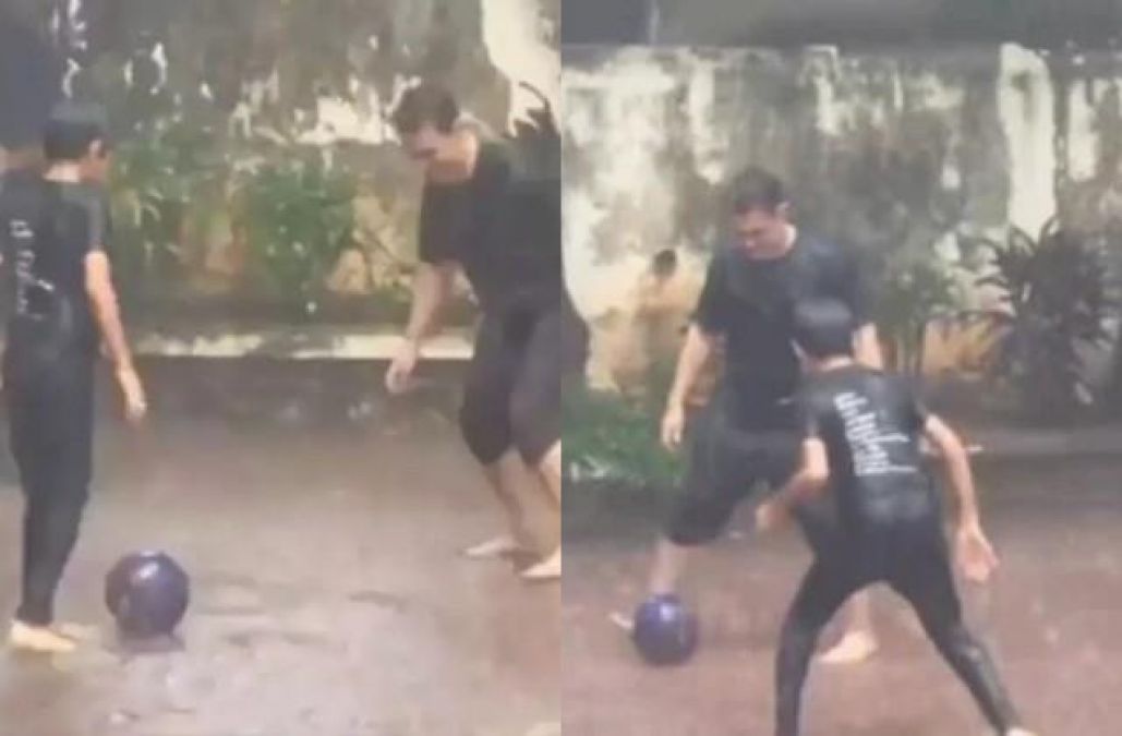 बारिश में बेटे के साथ फुटबॉल खेलते नजर आए आमिर खान