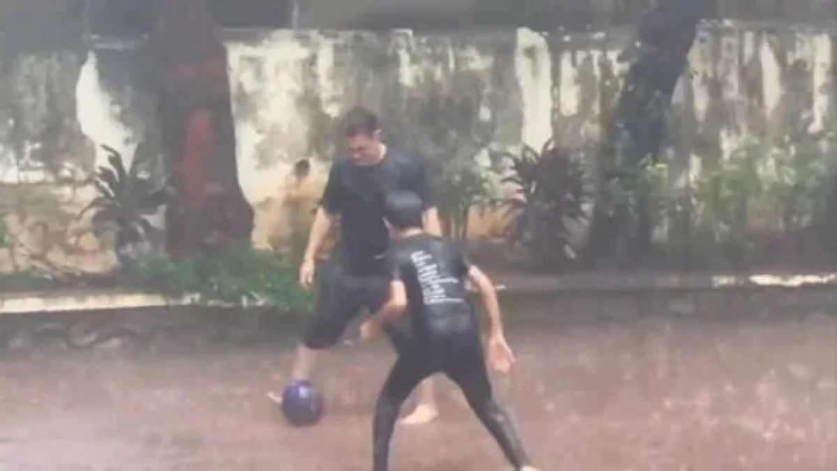 बारिश में बेटे के साथ फुटबॉल खेलते नजर आए आमिर खान