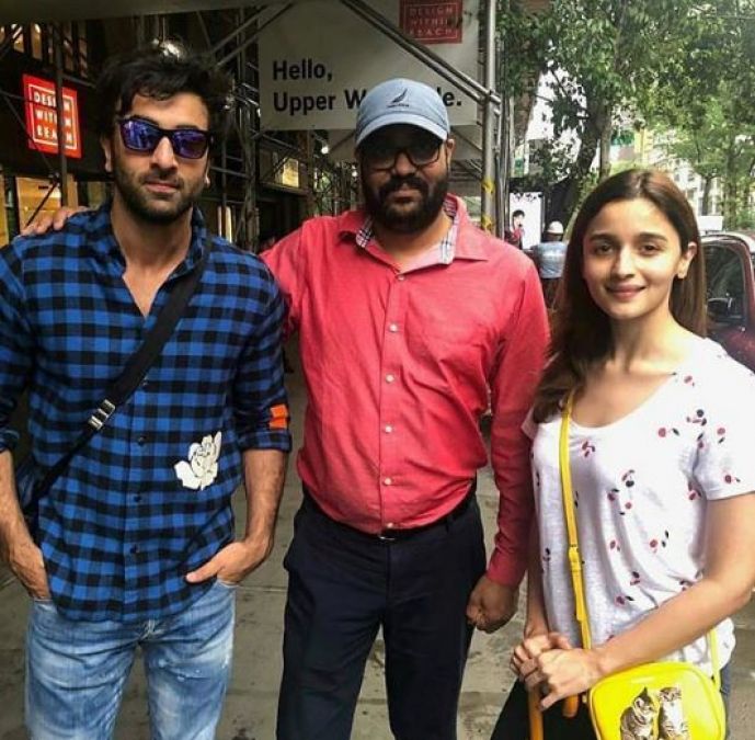 Alia Ranbir get spotted with fans, Give Pose for Selfie