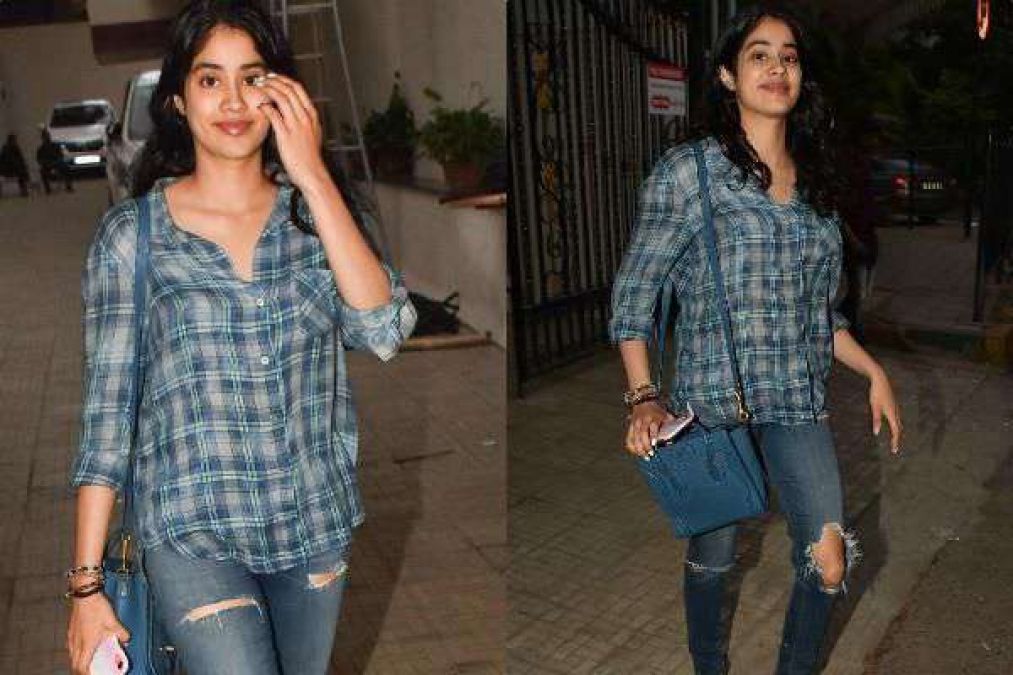 Posed in ripped jeans, Janhavi Kapoor seen outside Dharma office