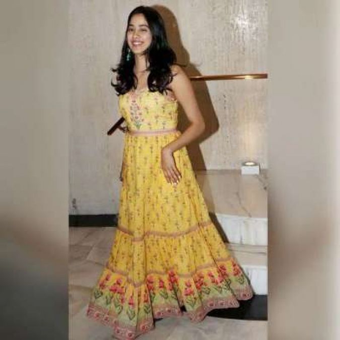 Find the reason behind Janhavi's smiling face; spotted at Manish Malhotra's house!