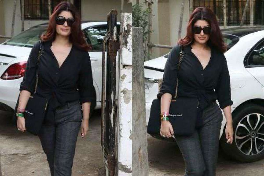 Akshay's wife looks quite beautiful outside the salon, check out the pic here