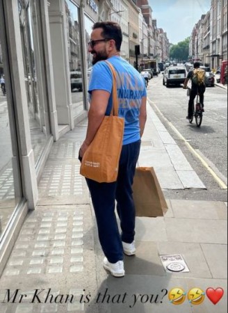 This famous actor was seen on the road hanging his wife's bag, picture went viral