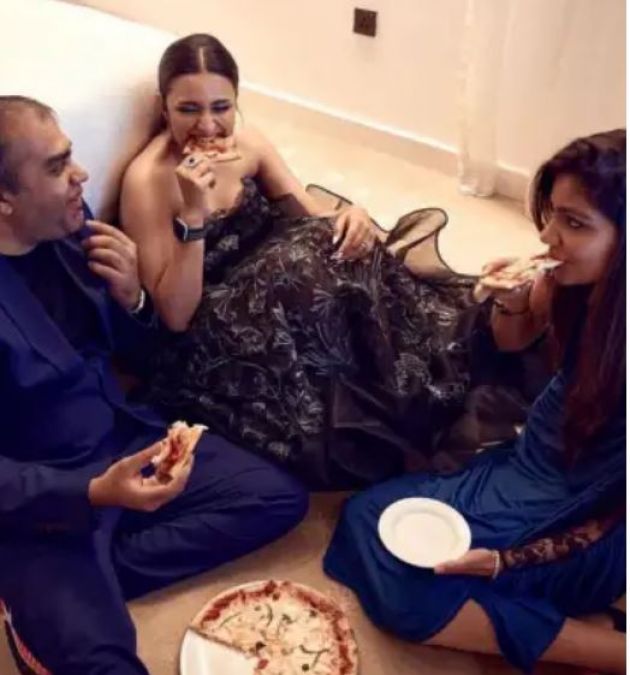 Nowhere to find a place, then this actress sat on the ground and started eating pizza.