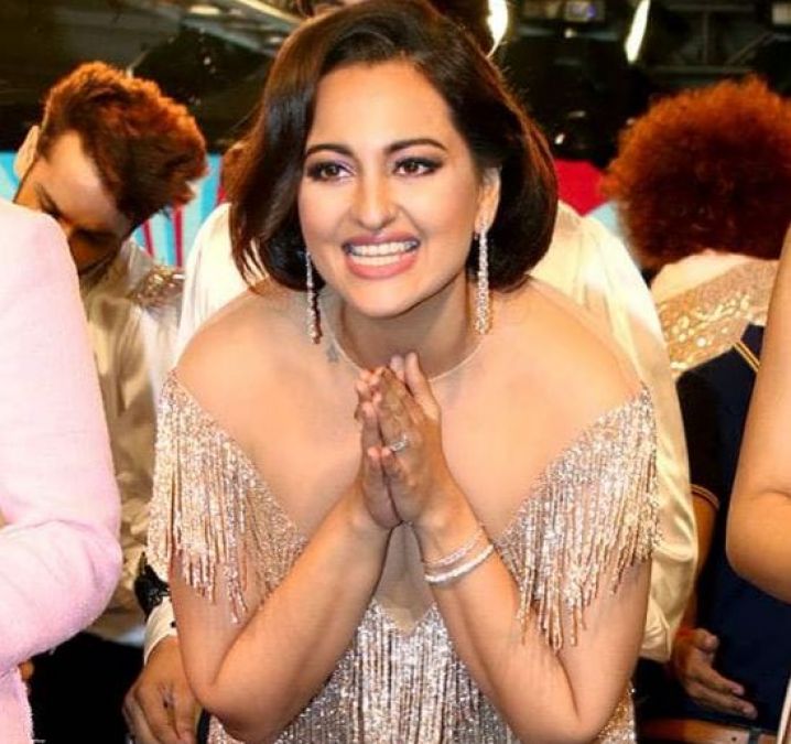 Oops, Moment! when Sonakshi Sinha's dress slipped and...