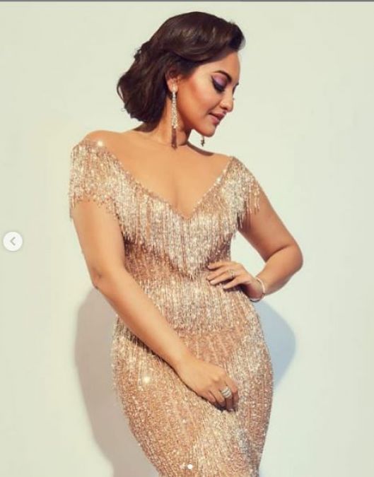 Oops, Moment! when Sonakshi Sinha's dress slipped and...