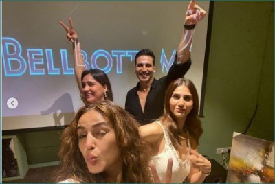 Huma shares selfie along starcast of 'Bell Bottom' posing with victory sign