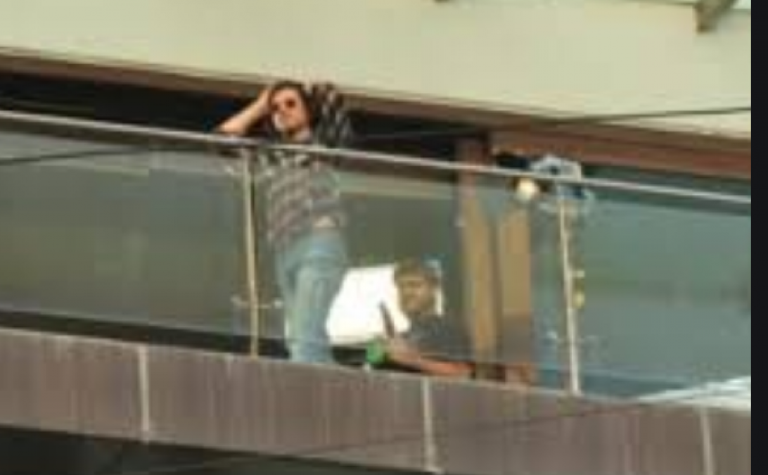 Shahrukh seen shooting in Mannat, pictures going viral